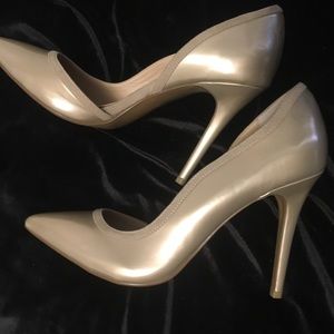 Steven by Steve Madden Gold Pumps Size 9;